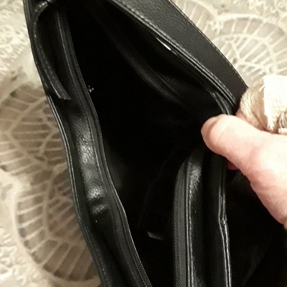 Covington Genuine Leather Black Purse - Picture 4 of 5